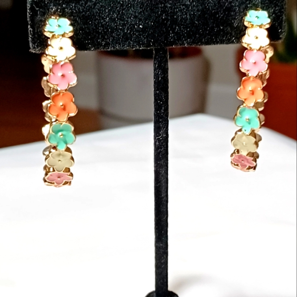 GOLD TONE FLOWER HOOP EARRINGS